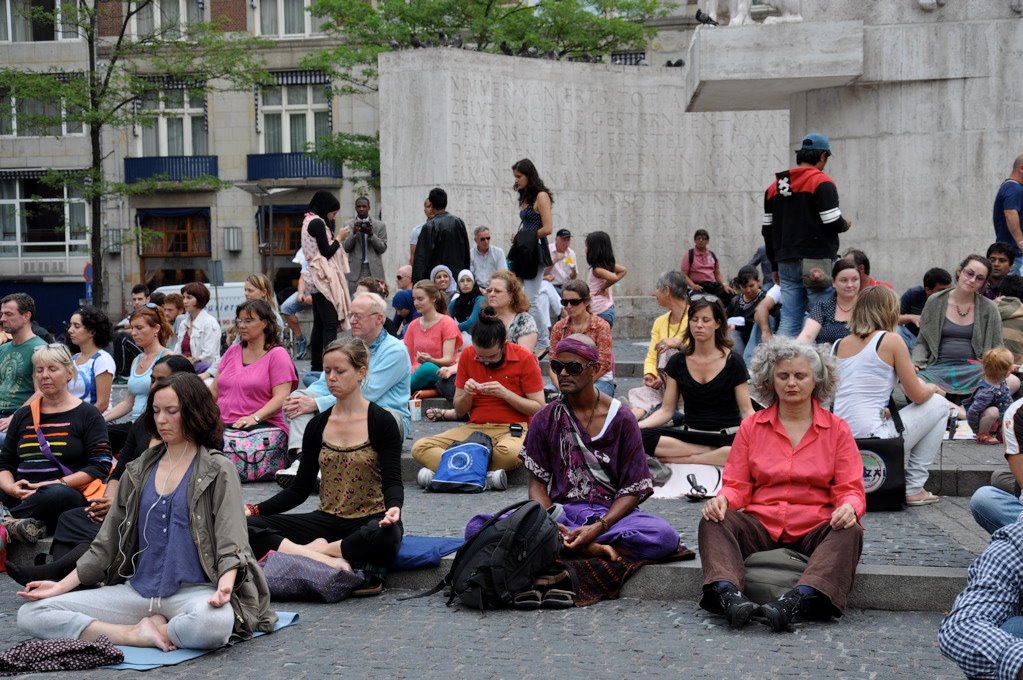 Yoga Flower geinterviewd na Meditatie Flash Mob in Amsterdam